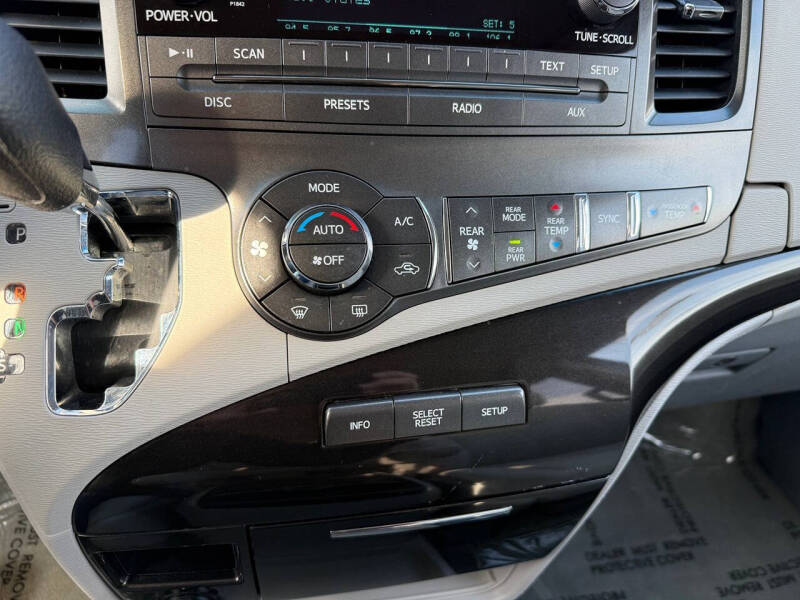 2014 Toyota Sienna LE 8-Passenger