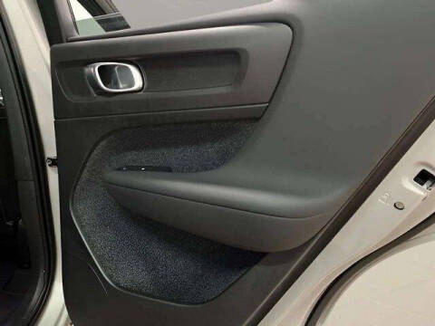2025 Volvo XC40 B5 Plus Dark Theme