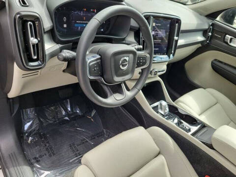 2024 Volvo XC40 B5 Ultimate Dark Theme