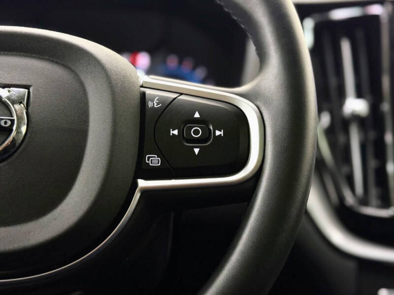 2025 Volvo XC60 B5 Core Dark Theme