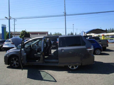 2013 Toyota Sienna SE 8-Passenger