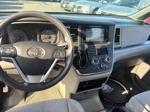 2016 Toyota Sienna LE 8-Passenger