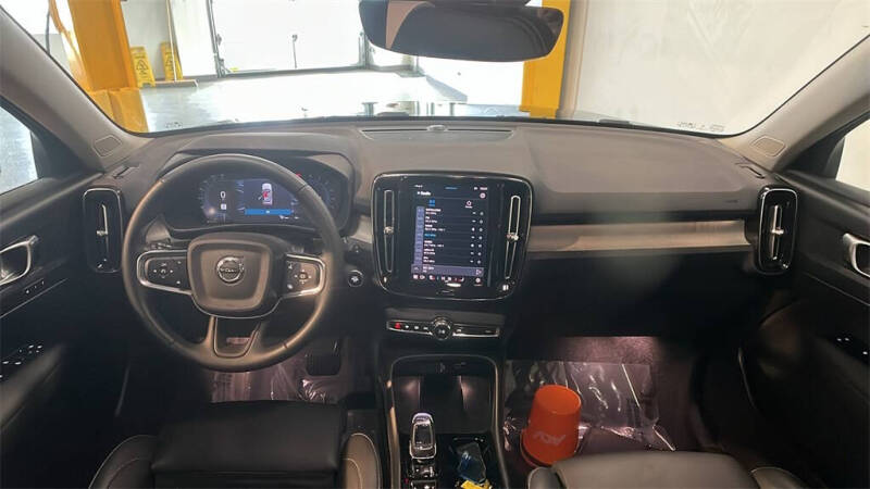 2025 Volvo XC40 B5 Plus Bright Theme