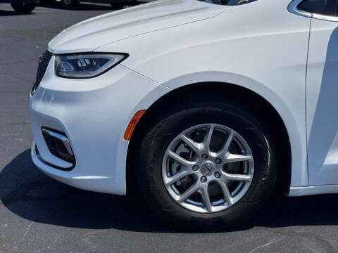 2025 Chrysler Pacifica Select