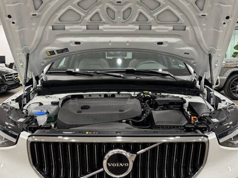 2025 Volvo XC40 B5 Core Bright Theme