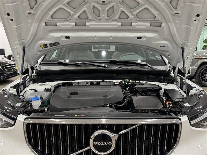 2025 Volvo XC40 B5 Core Bright Theme