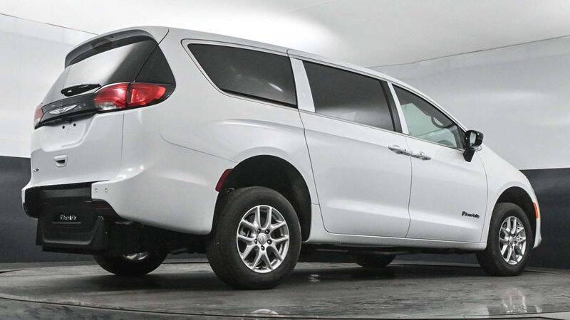 2025 Chrysler Voyager LX