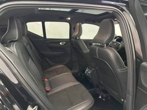 2022 Volvo XC40 T5 R-Design