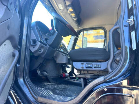 2021 Freightliner M2 106