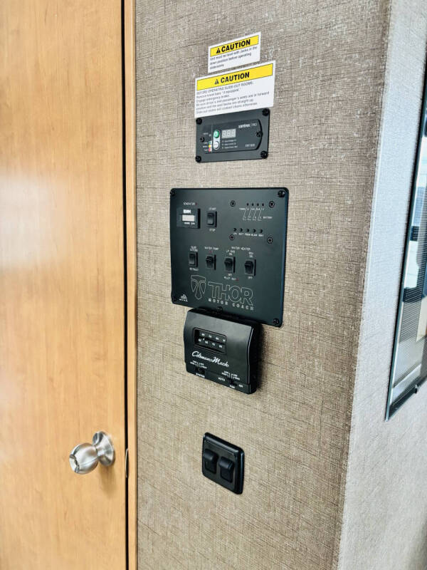 2017 Thor Motor Coach Hurricane 31S