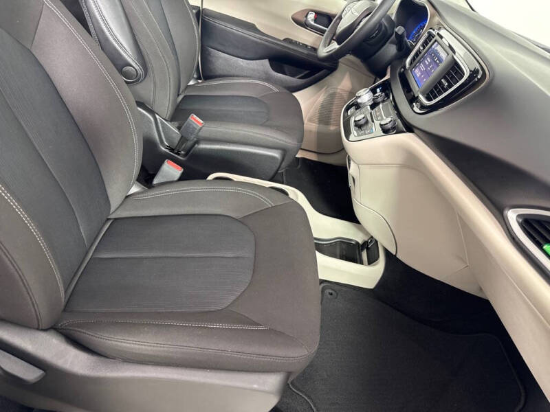 2022 Chrysler Voyager LX