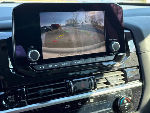 2025 Nissan Pathfinder SV