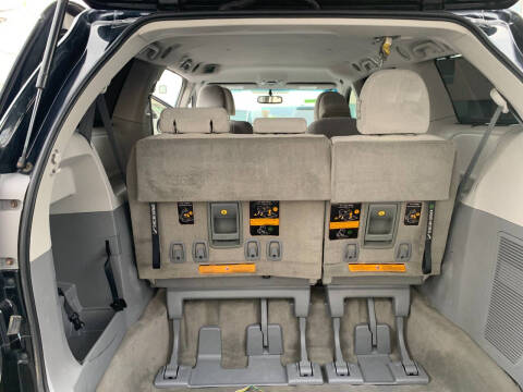 2013 Toyota Sienna LE 8-Passenger