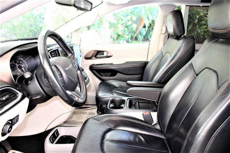 2017 Chrysler Pacifica Touring-L