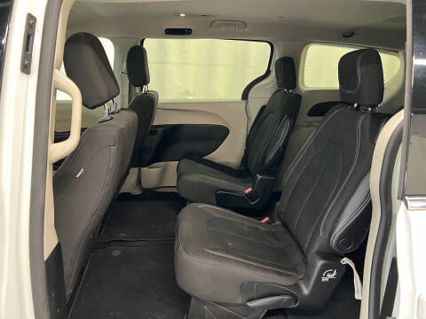 2022 Chrysler Voyager LX