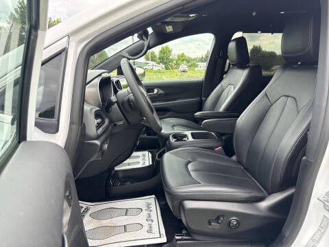 2025 Chrysler Pacifica Select