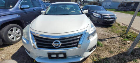 2014 Nissan Altima for sale at Diaz Used Autos in Danville IL