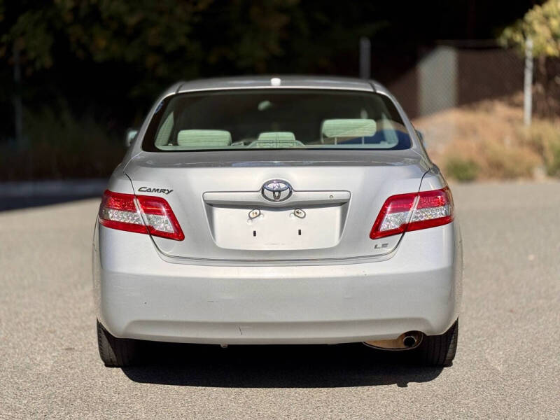 2010 Toyota Camry LE photo 8