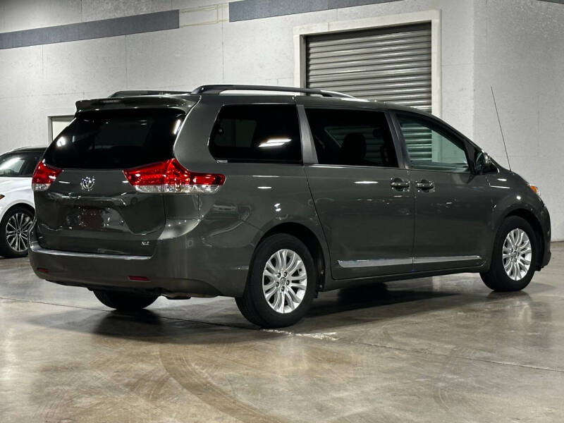 2013 Toyota Sienna XLE 8-Passenger