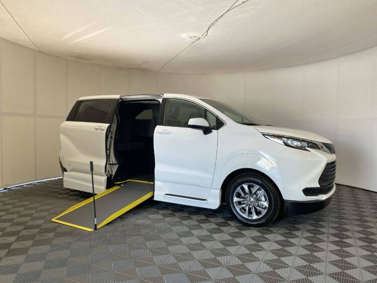 2022 Toyota Sienna LE 8-Passenger