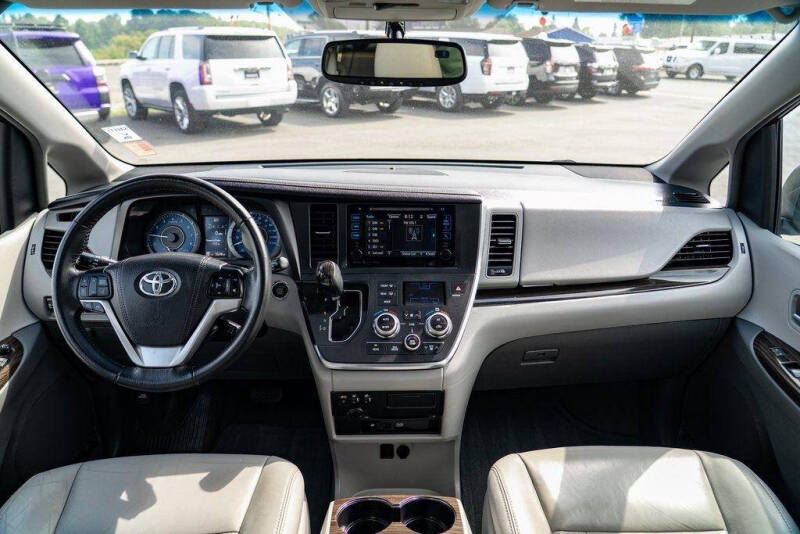 2017 Toyota Sienna XLE Premium 7-Passenger