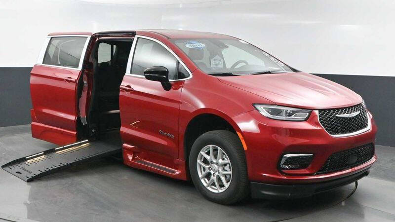 2025 Chrysler Pacifica Select's photo