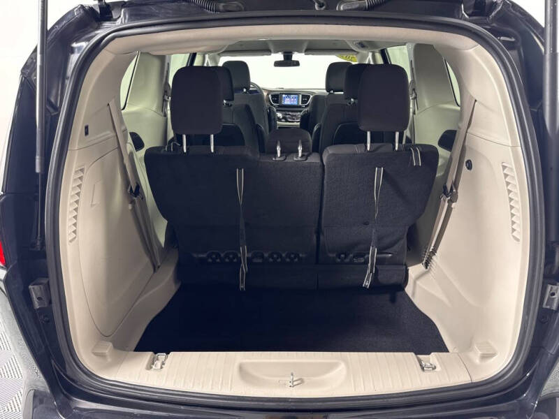 2022 Chrysler Voyager LX