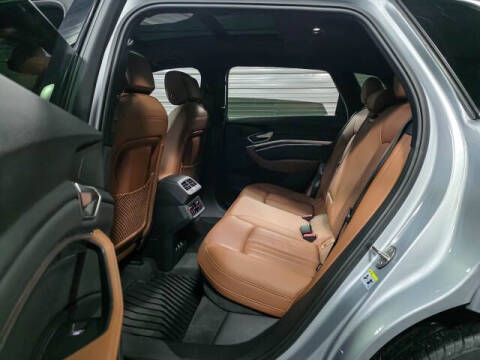 2022 Audi e-tron quattro Premium Plus