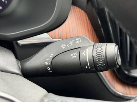 2023 Volvo XC60 B5 Plus Dark Theme