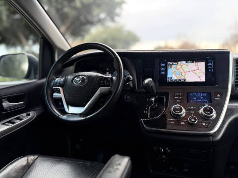 2017 Toyota Sienna SE Premium 8-Passenger