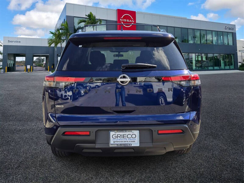 2025 Nissan Pathfinder SV