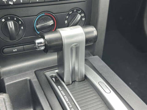 2006 Ford Mustang V6 Deluxe