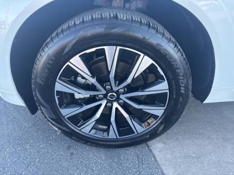 2025 Volvo XC60 B5 Plus Dark Theme