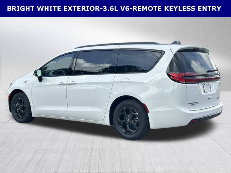 2026 Chrysler Pacifica Plug-In Hybrid Select