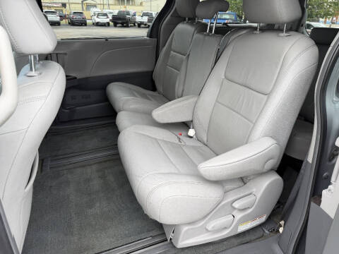 2016 Toyota Sienna XLE Premium 8-Passenger