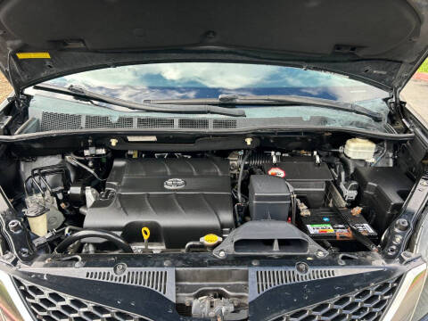 2011 Toyota Sienna SE 8-Passenger