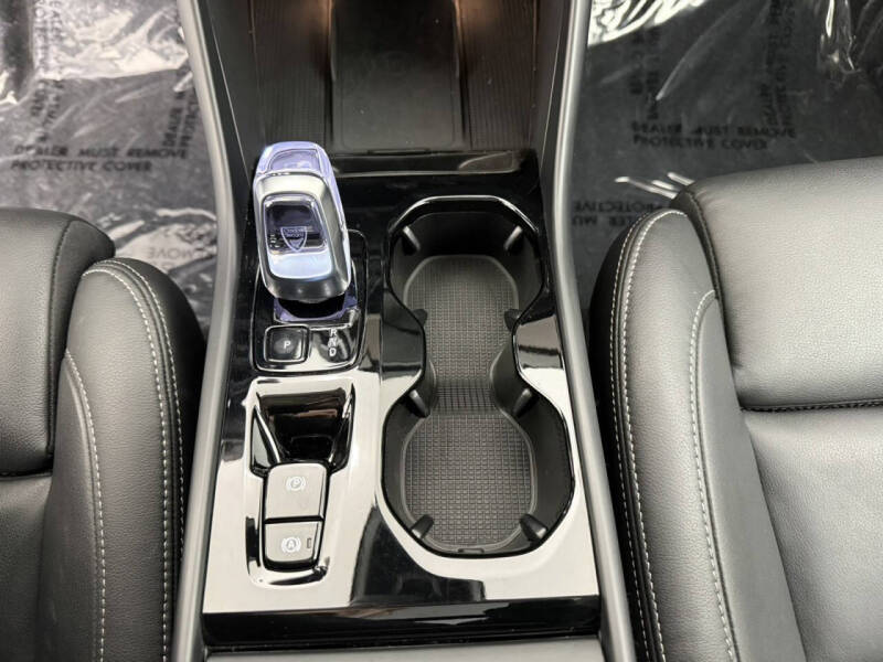 2025 Volvo XC40 B5 Plus Bright Theme