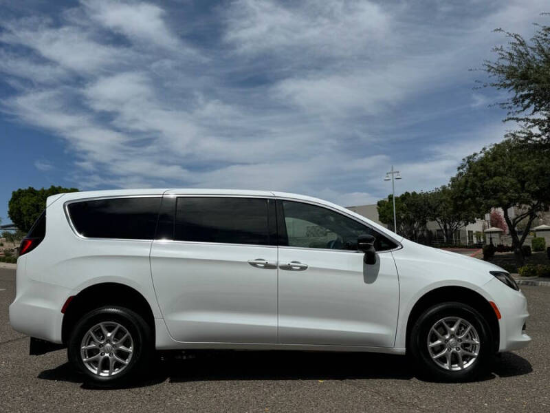 2025 Chrysler Voyager LX