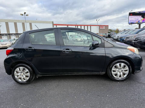 2012 Toyota Yaris 5-Door LE