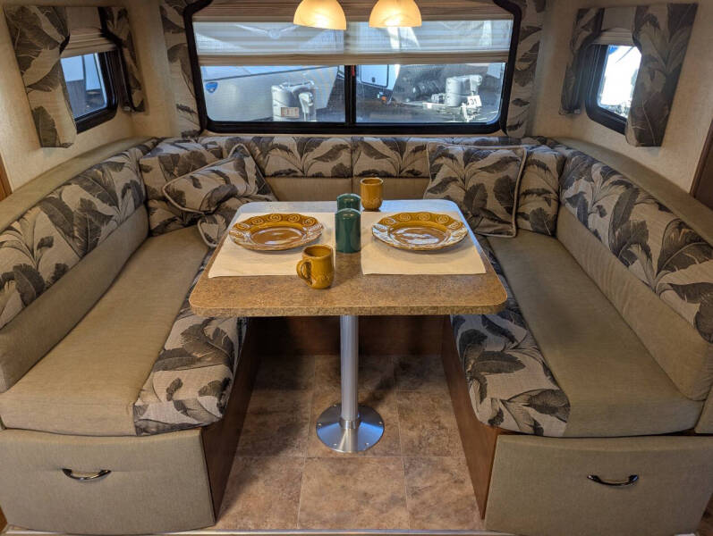 2015 Lance 1995 / 23ft