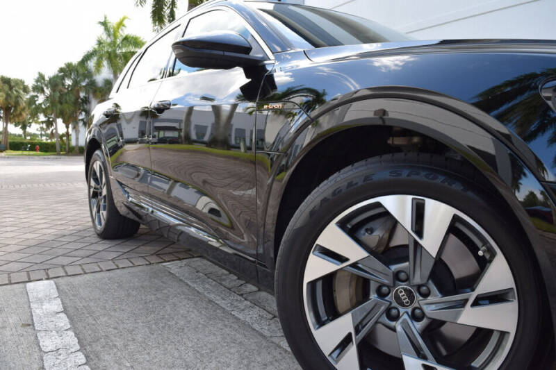 2022 Audi e-tron quattro Premium