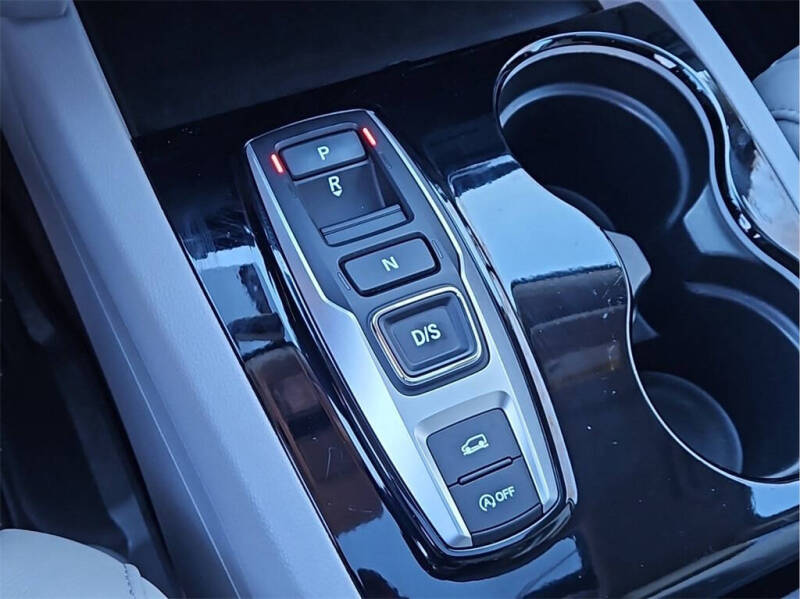 2022 Honda Pilot Touring w/Rear Captain's Chairs