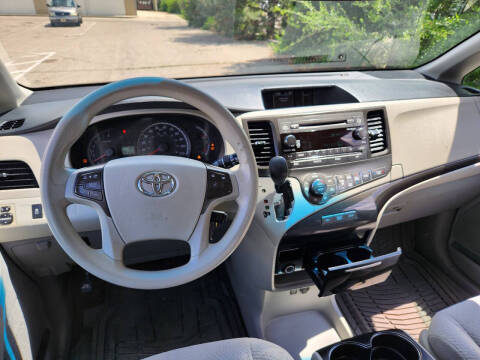 2014 Toyota Sienna LE 8-Passenger
