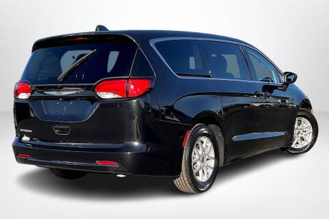 2022 Chrysler Voyager LX