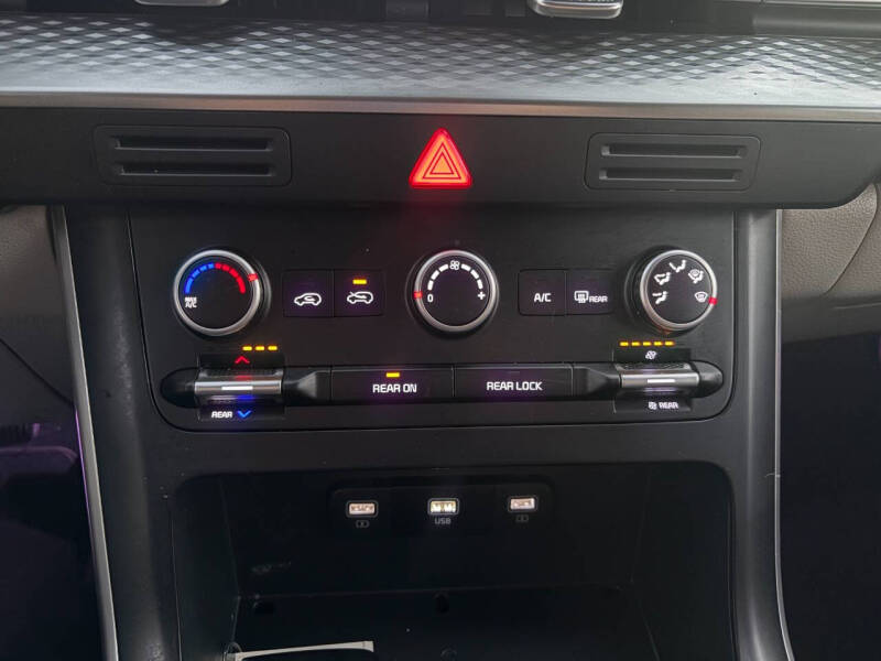 2024 Kia Carnival LX