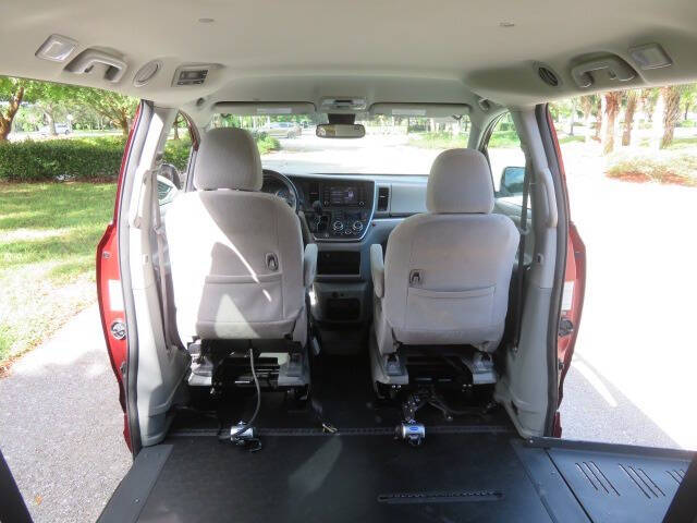 2020 Toyota Sienna LE Mobility 7-Passenger