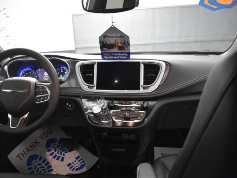 2025 Chrysler Pacifica Select