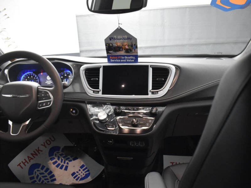 2025 Chrysler Pacifica Select