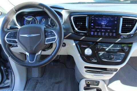 2017 Chrysler Pacifica Touring-L Plus