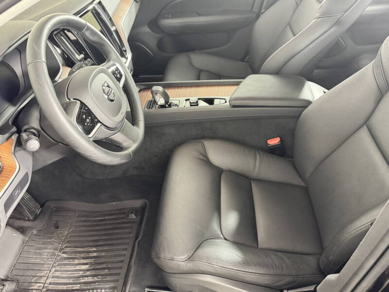 2024 Volvo S60 B5 Plus Dark Theme